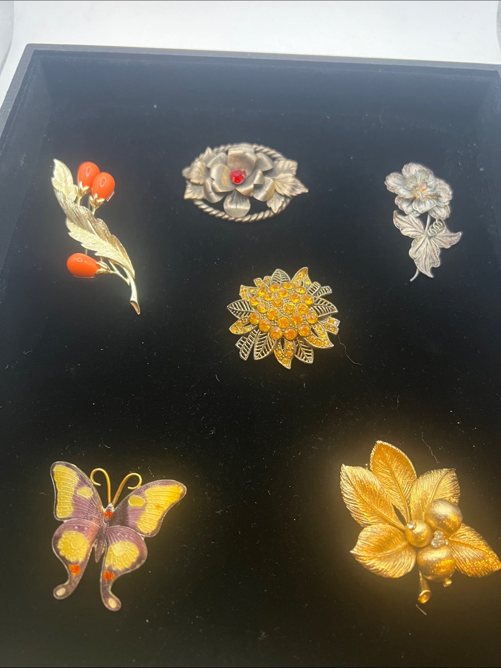 7 vintage brooches florals